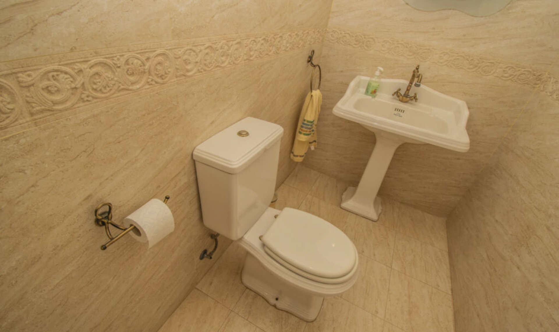 Resale - House -
Estepona