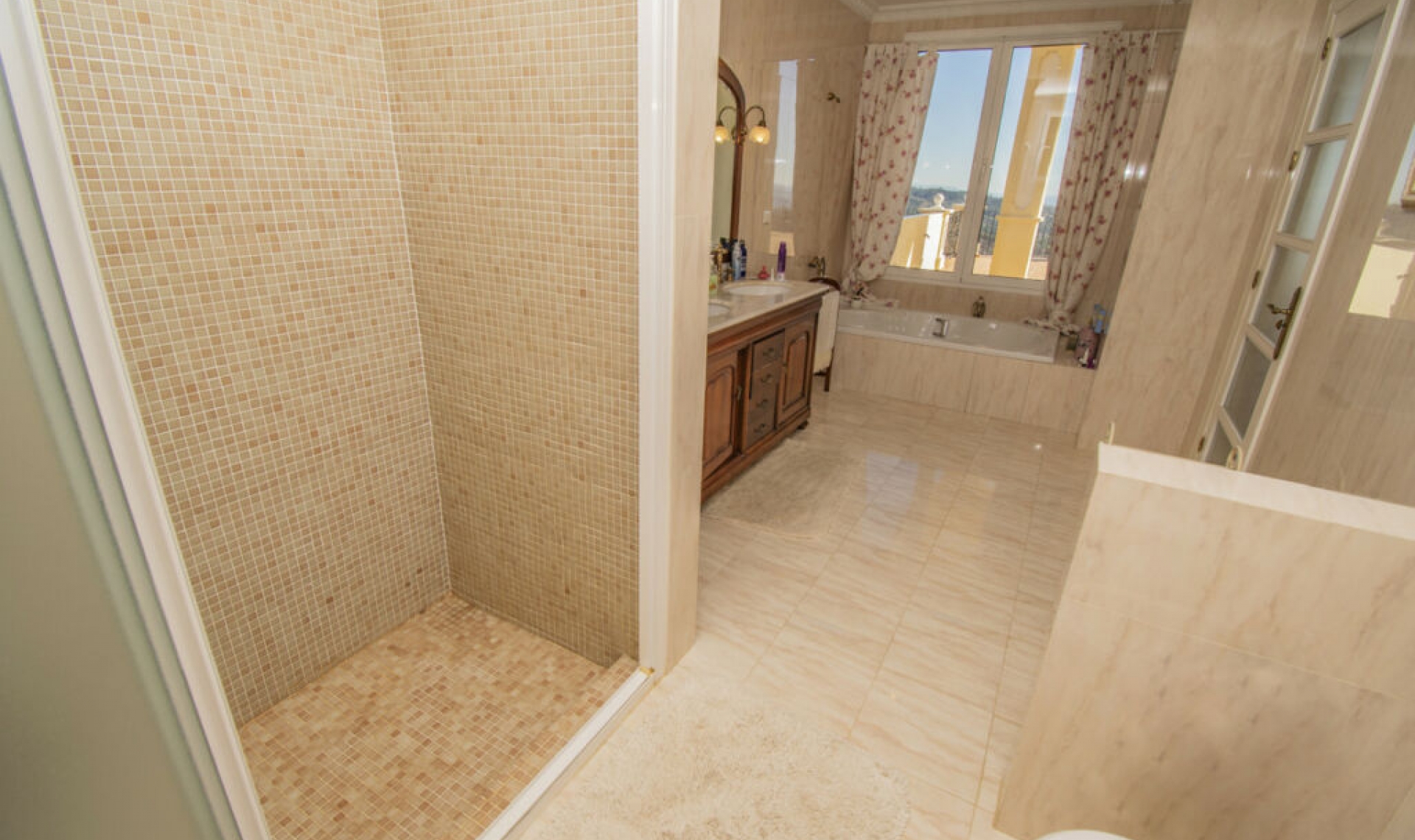 Resale - House -
Estepona