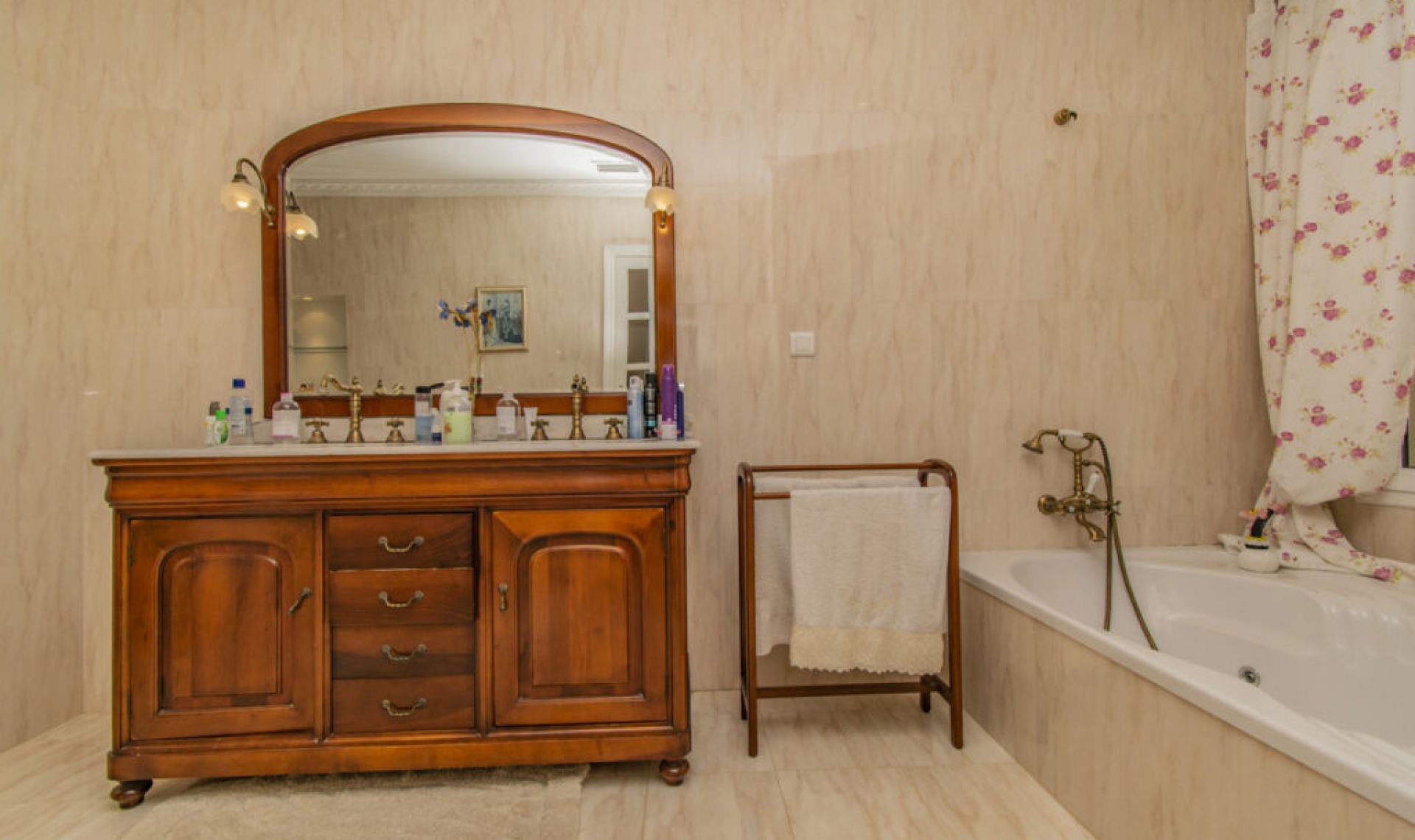 Resale - House -
Estepona