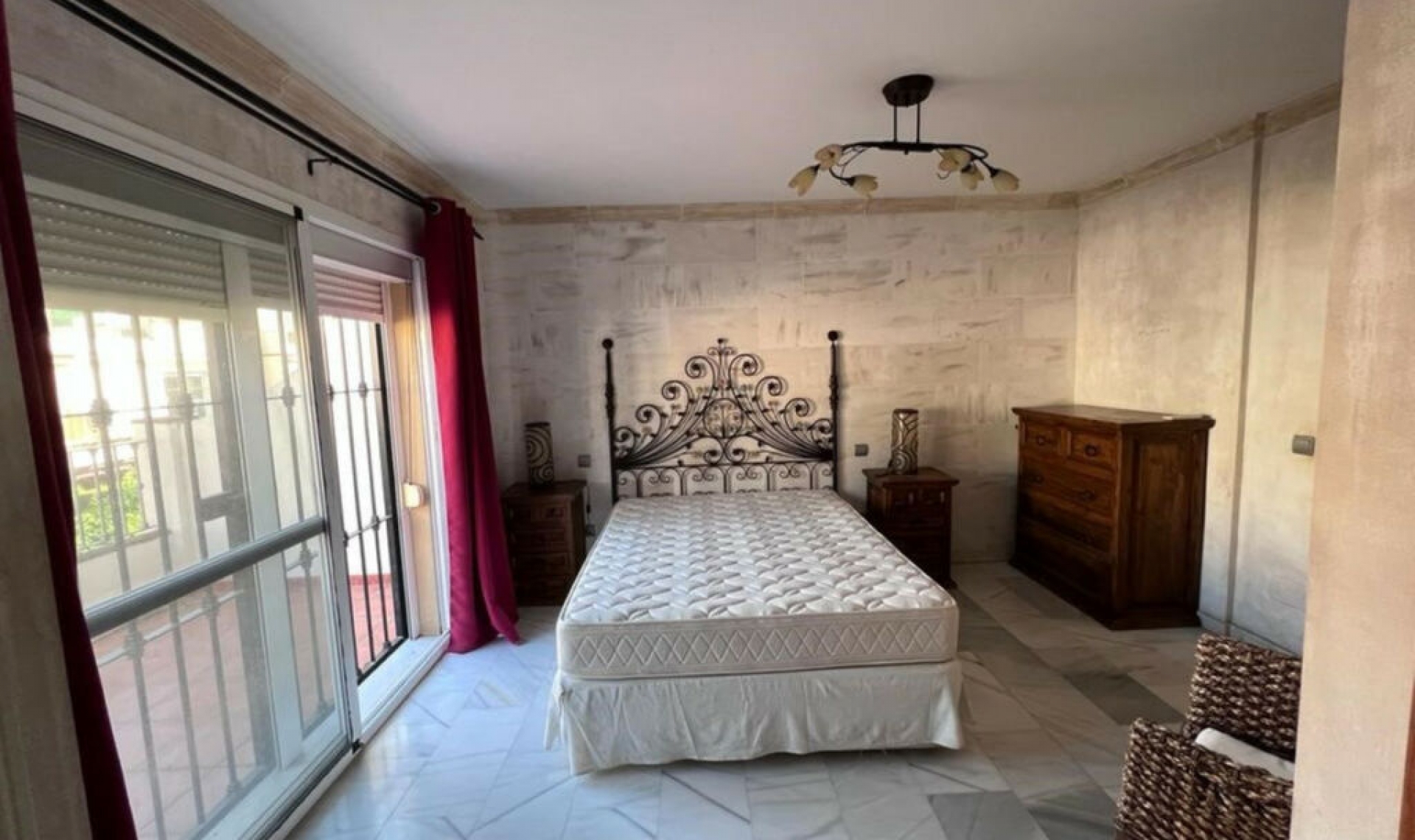 Resale - House -
Estepona