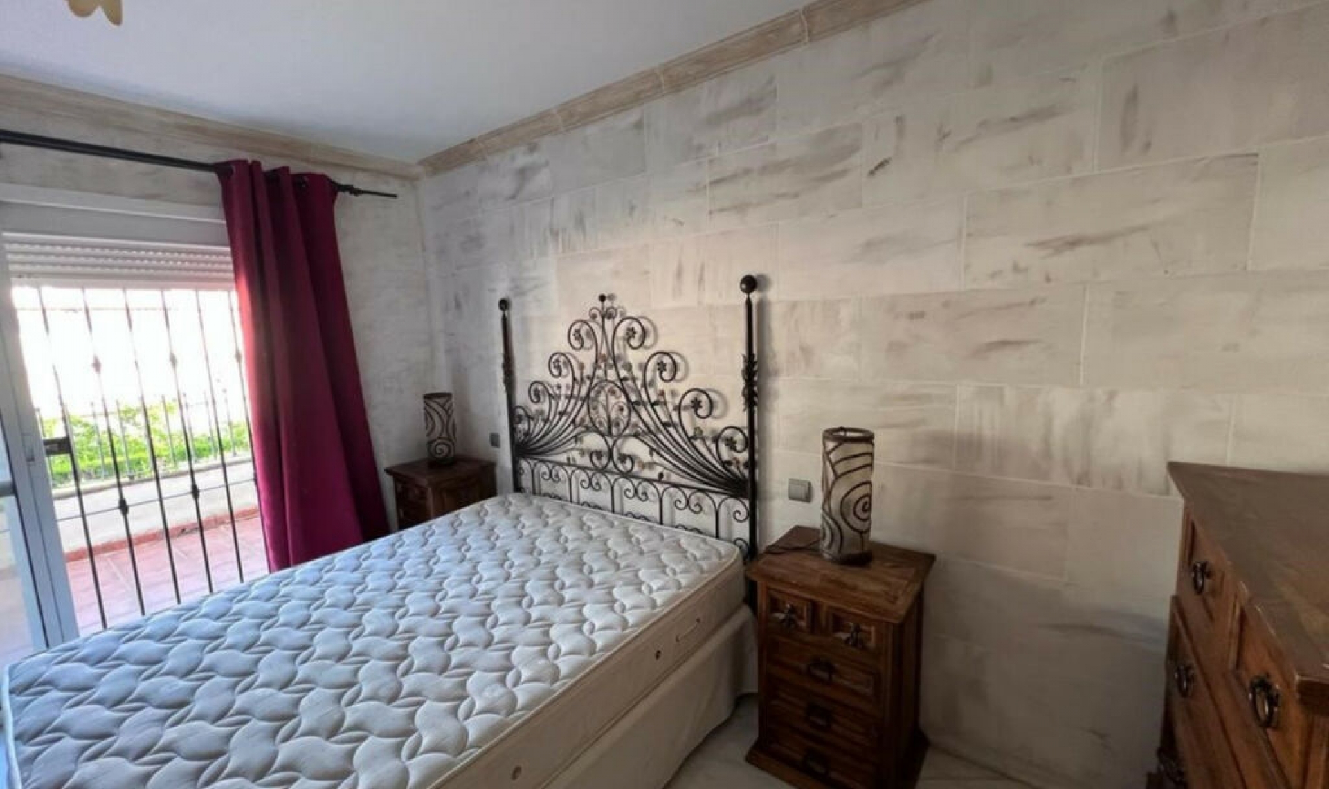 Resale - House -
Estepona