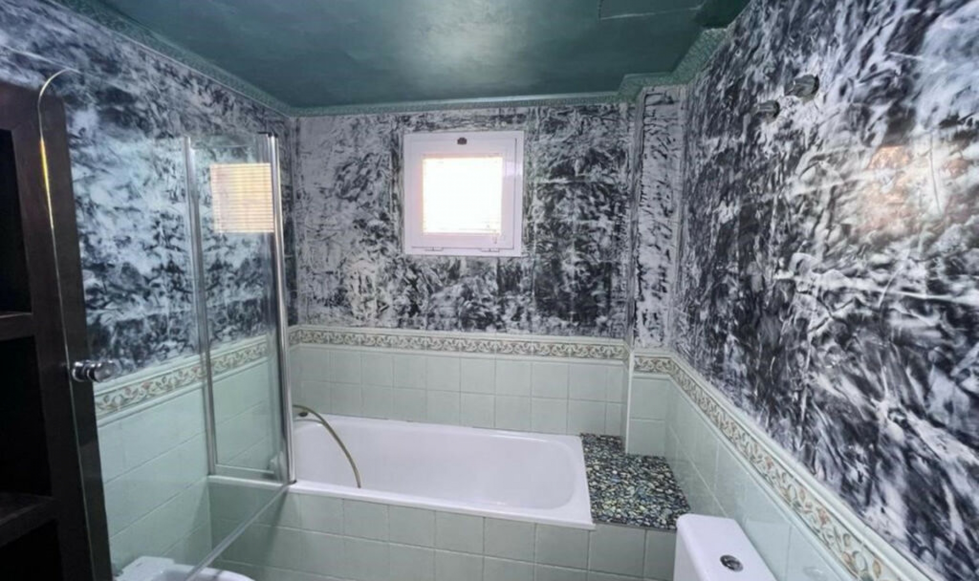 Resale - House -
Estepona