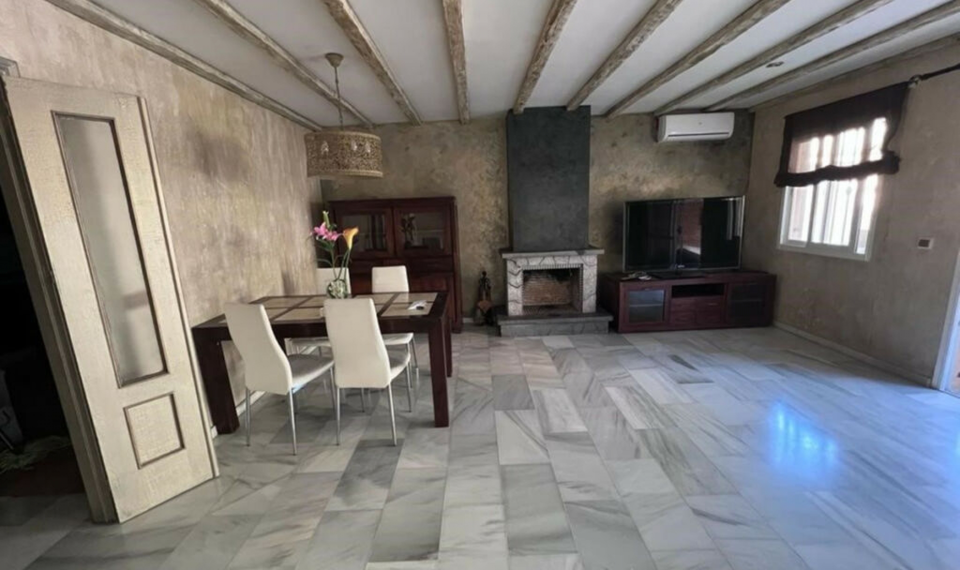 Resale - House -
Estepona