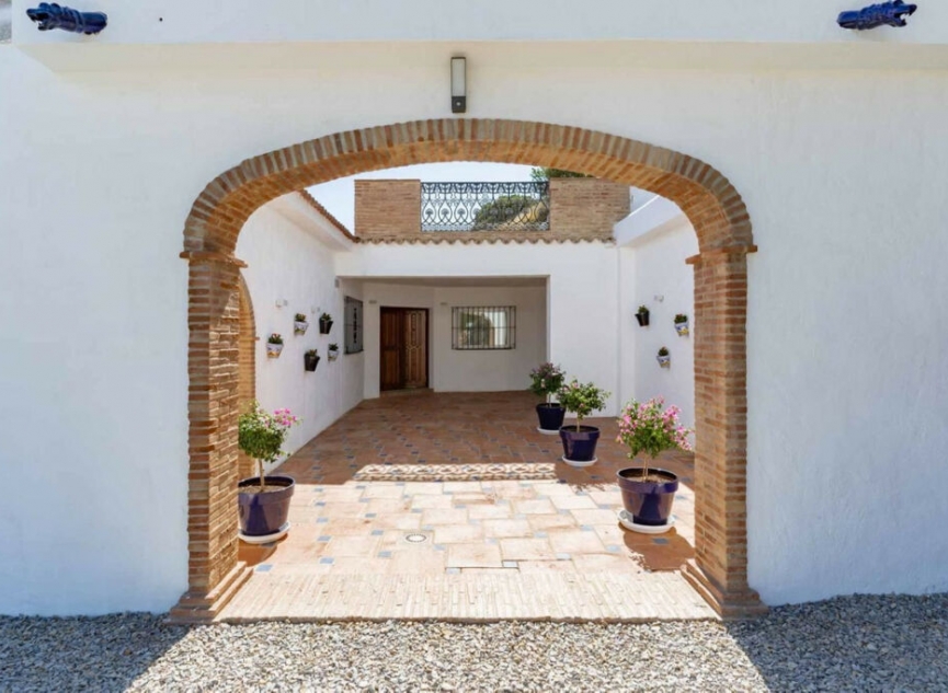 Resale - House -
Estepona