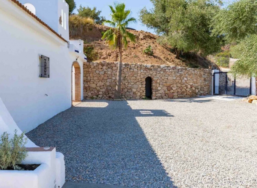Resale - House -
Estepona