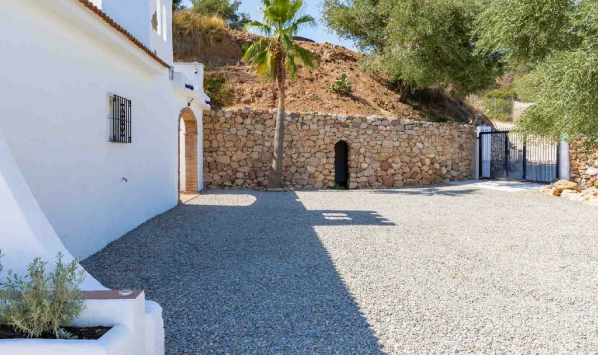 Resale - House -
Estepona