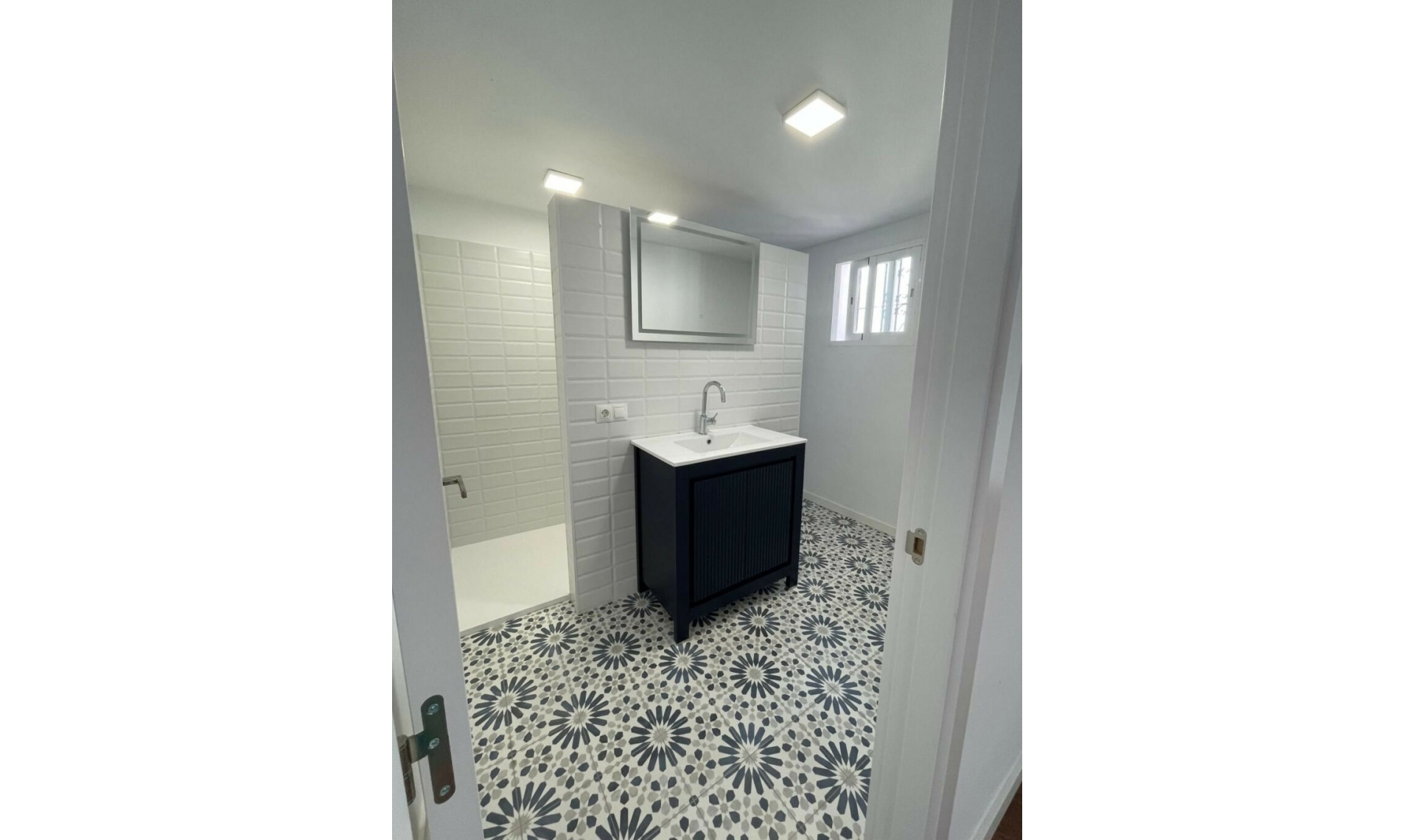 Resale - House -
Estepona