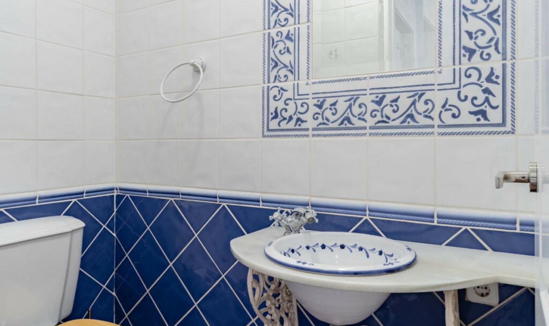 Resale - House -
Estepona