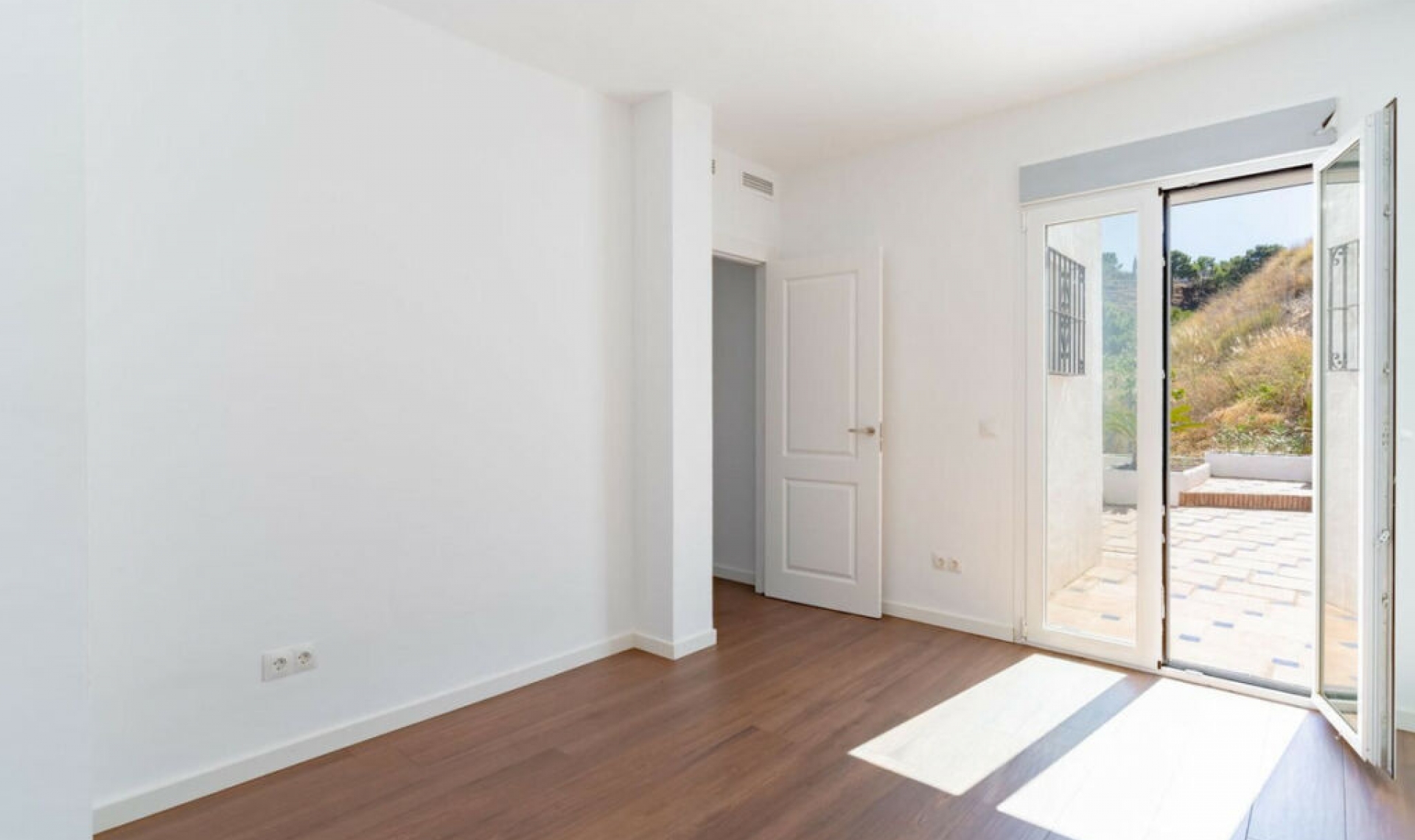 Resale - House -
Estepona