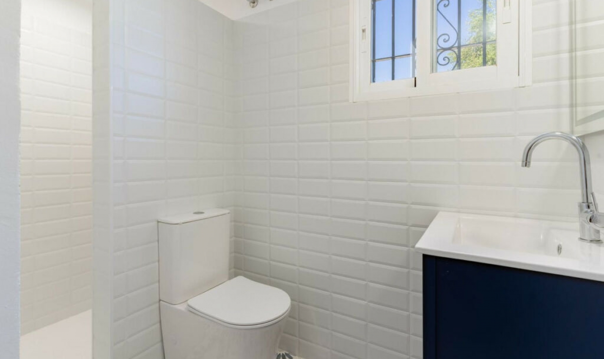 Resale - House -
Estepona