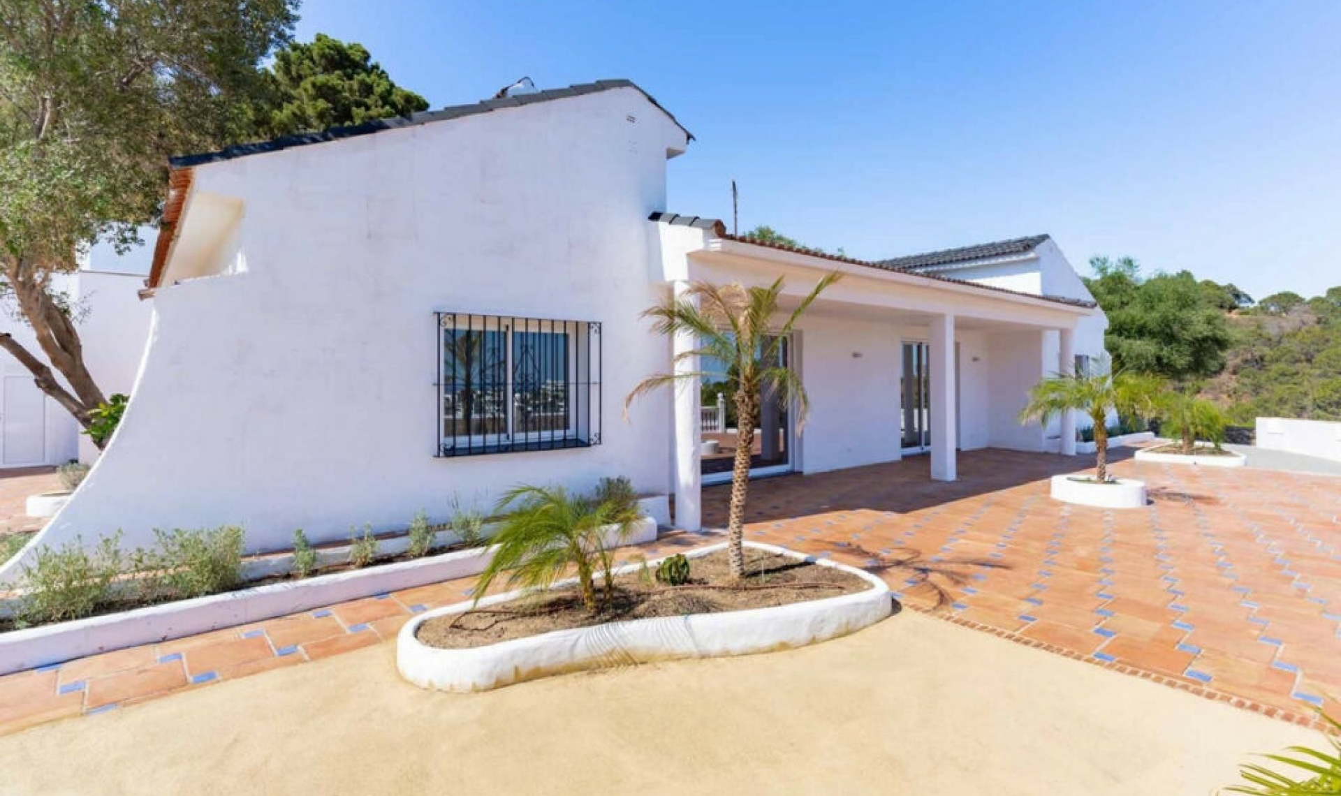 Resale - House -
Estepona