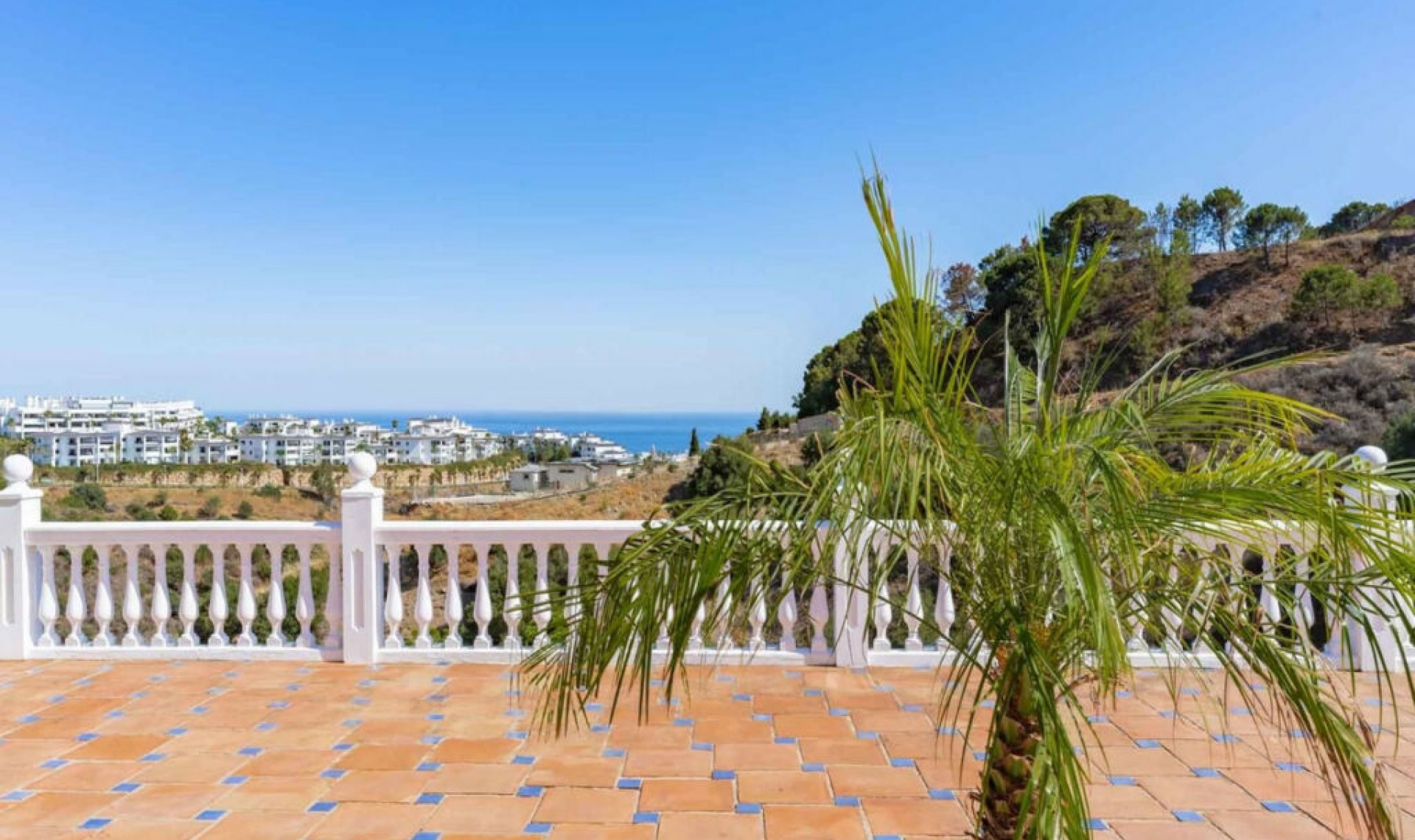 Resale - House -
Estepona