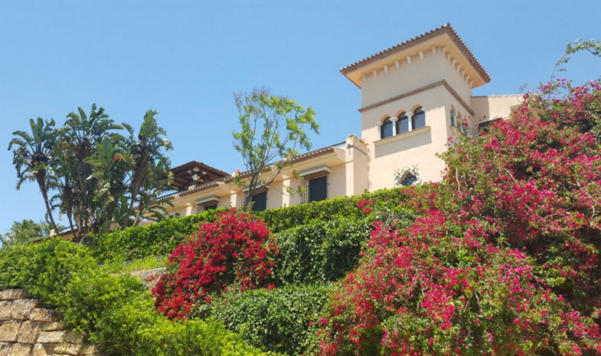 Resale - House -
Estepona