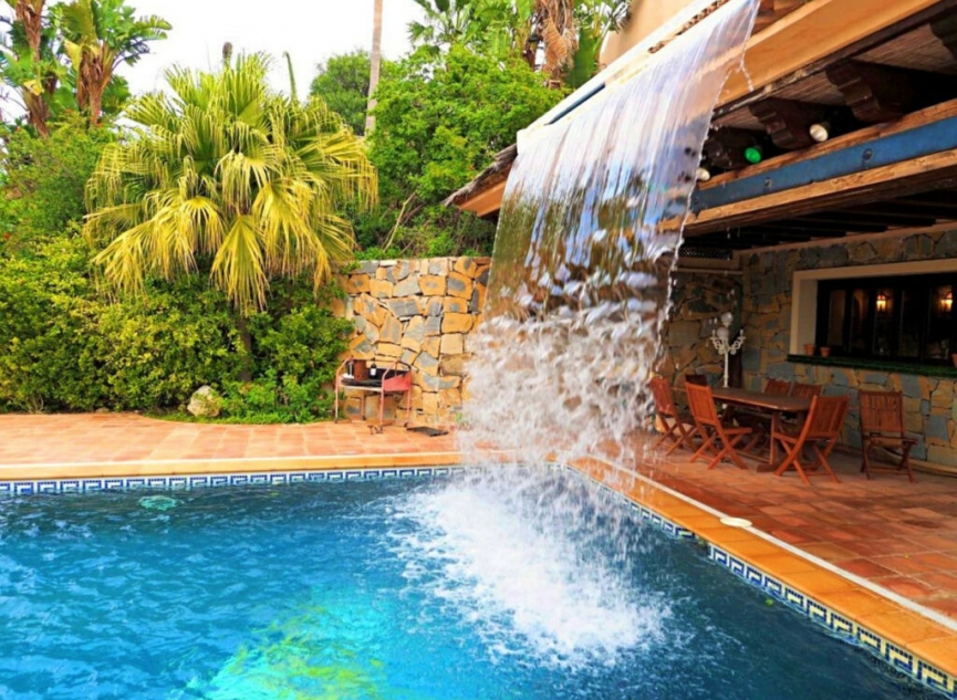 Resale - House -
Estepona