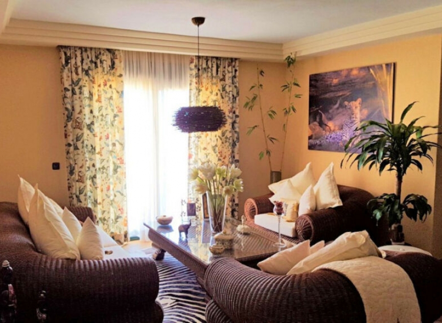 Resale - House -
Estepona