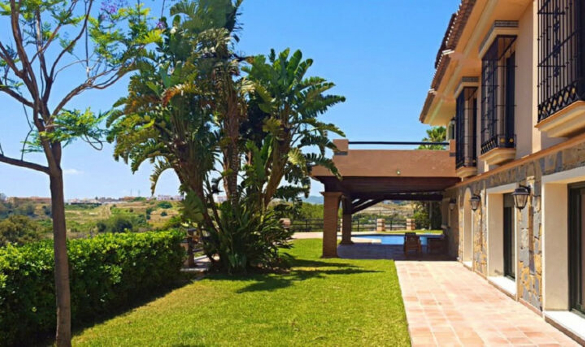 Resale - House -
Estepona