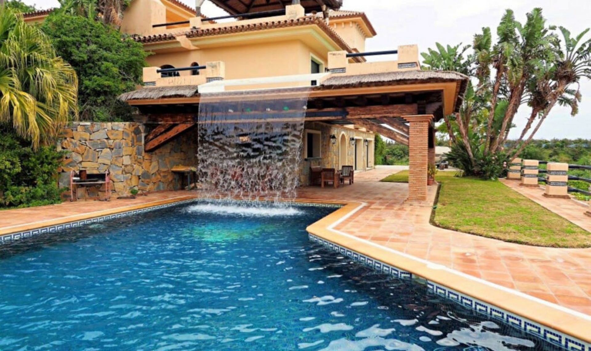 Resale - House -
Estepona