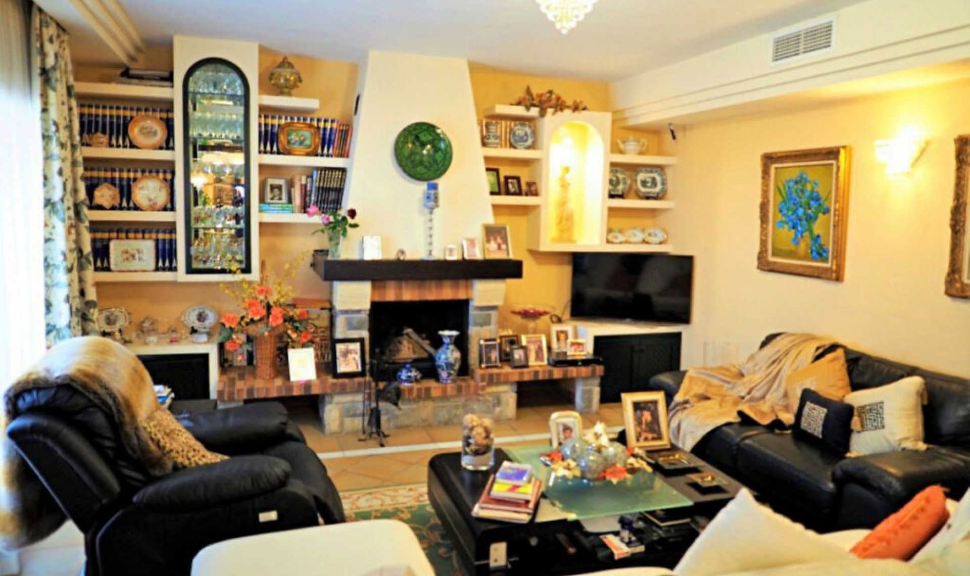 Resale - House -
Estepona