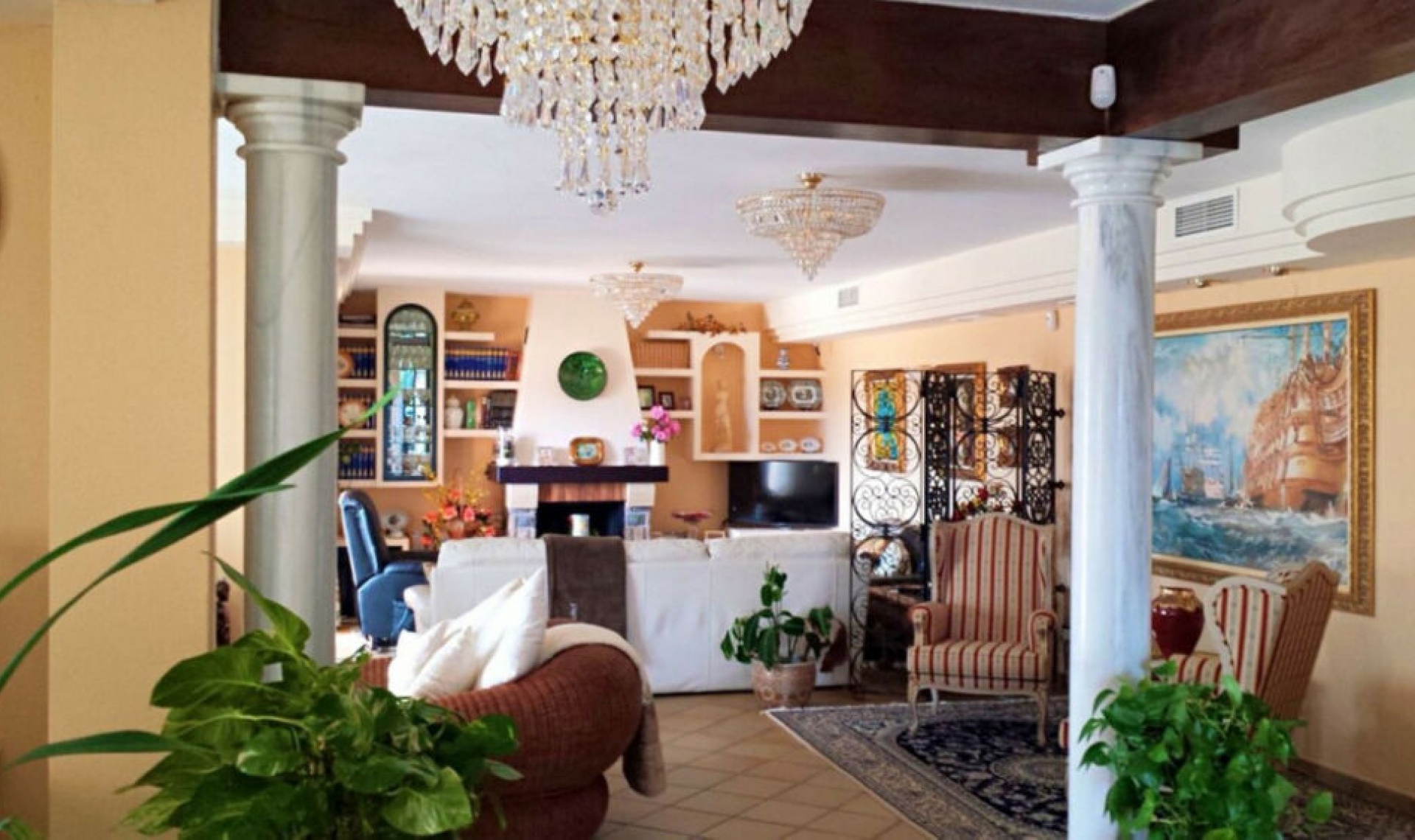 Resale - House -
Estepona