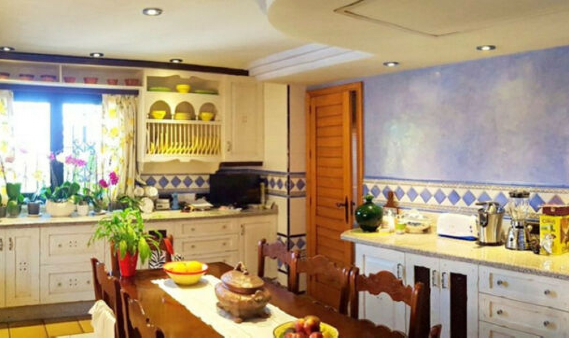 Resale - House -
Estepona