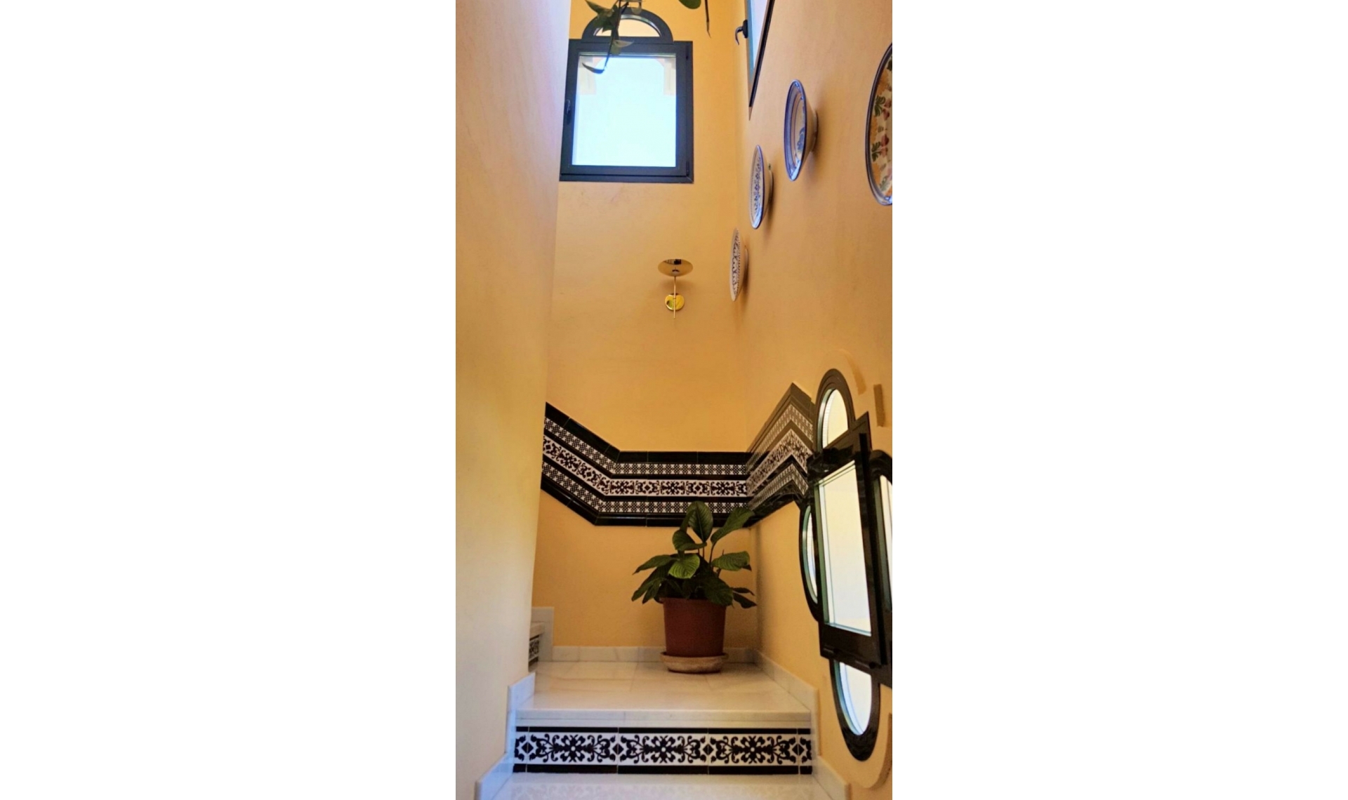 Resale - House -
Estepona