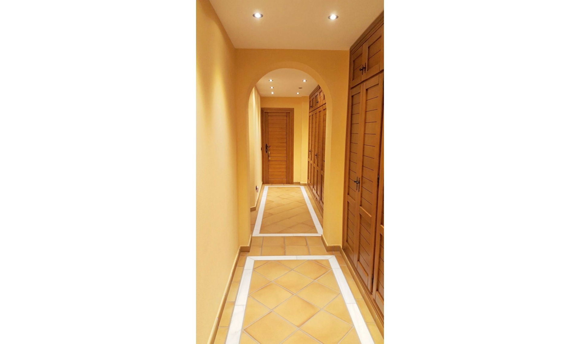 Resale - House -
Estepona