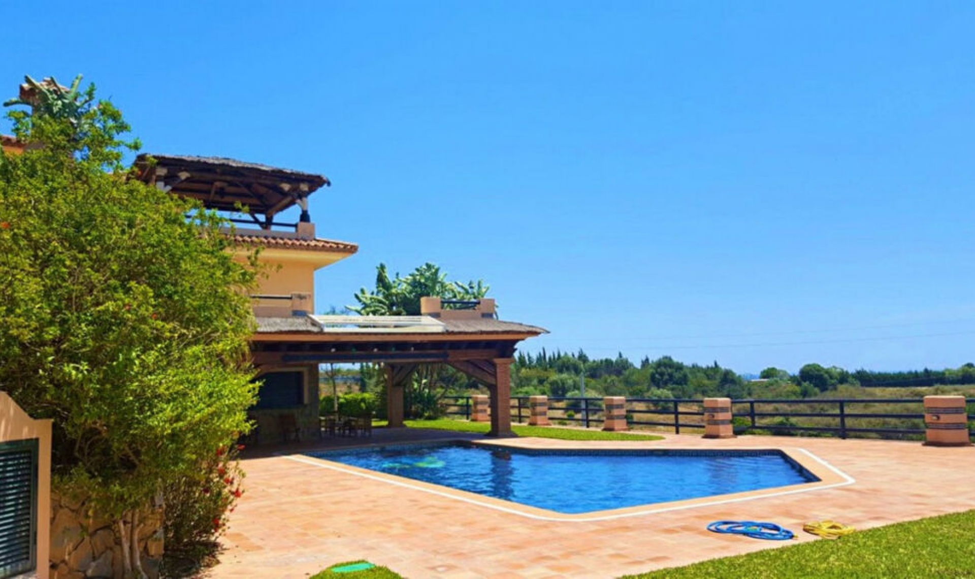 Resale - House -
Estepona