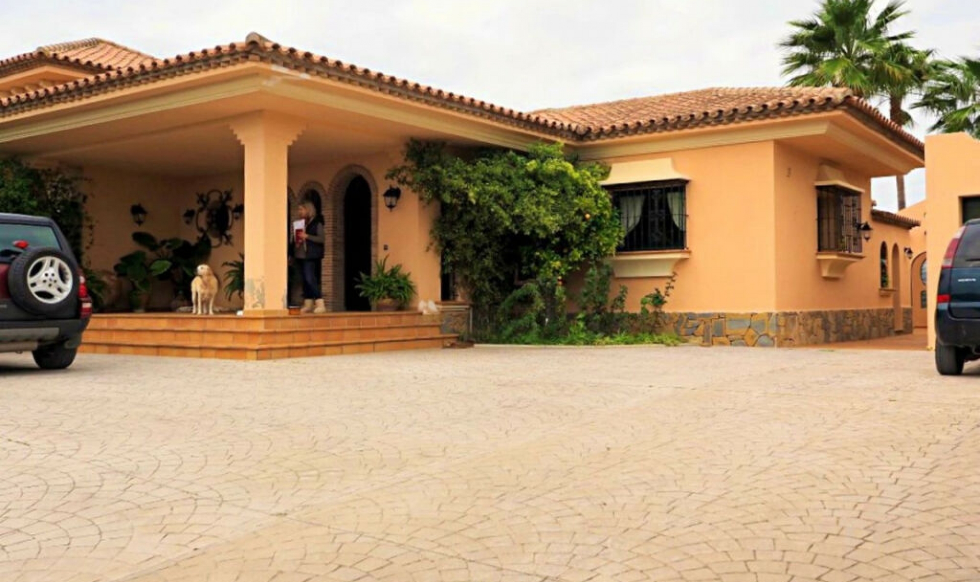 Resale - House -
Estepona
