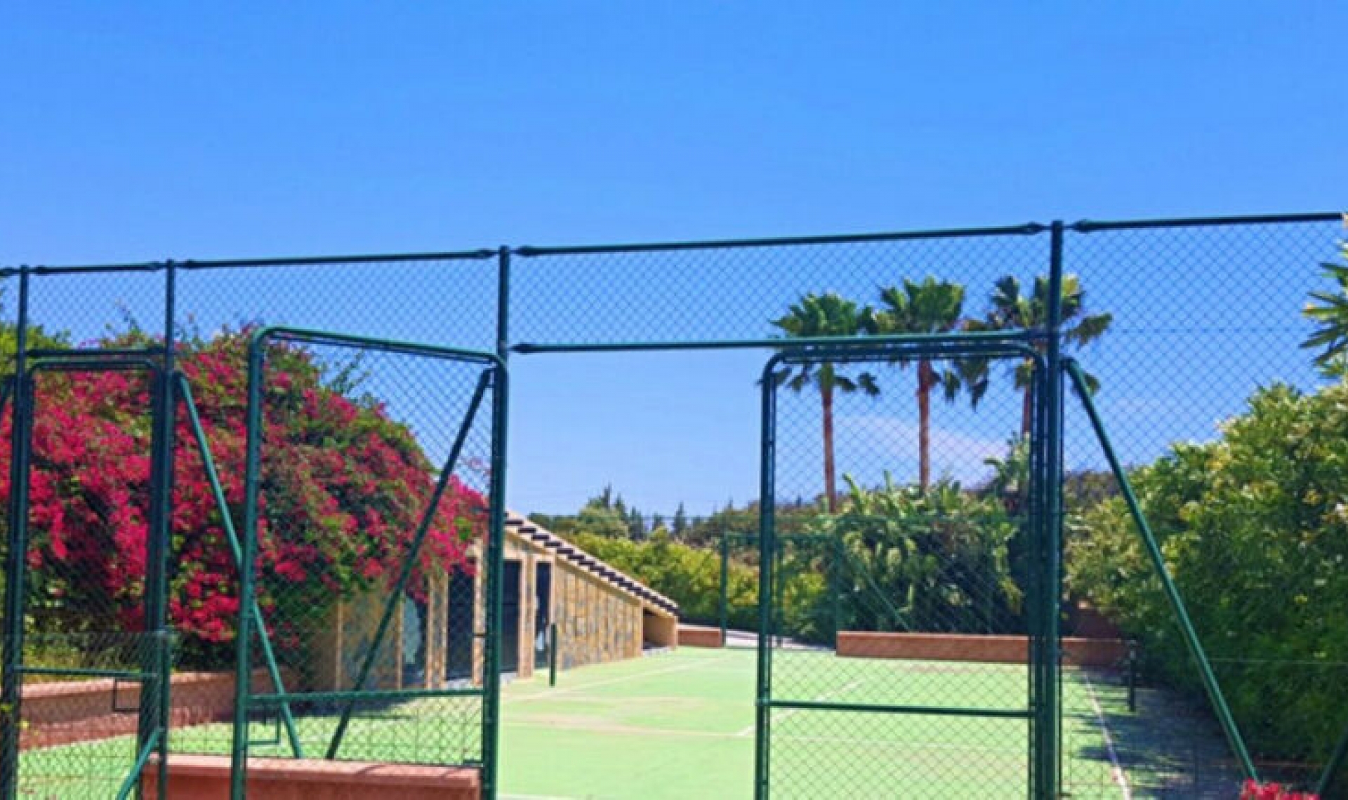 Resale - House -
Estepona