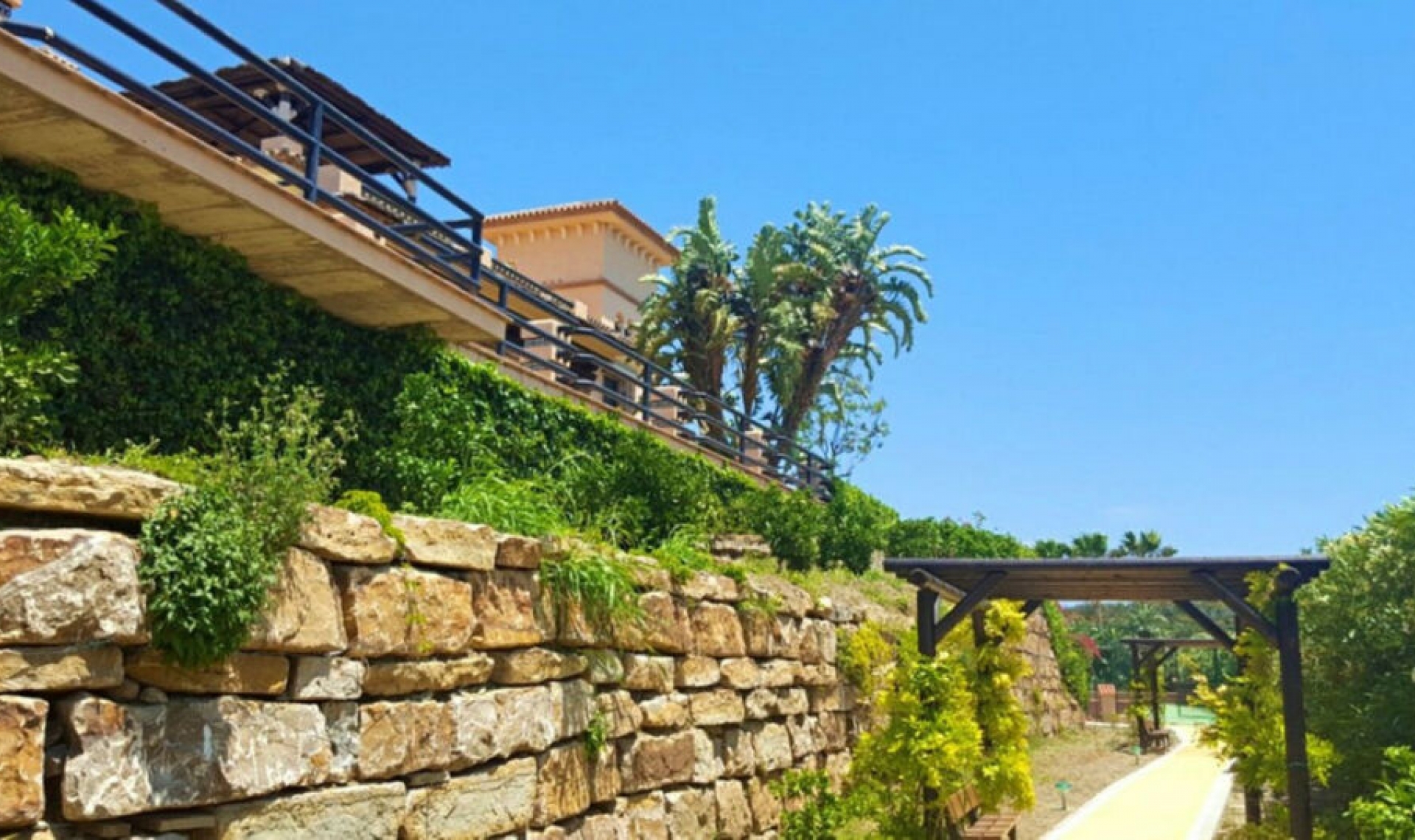 Resale - House -
Estepona