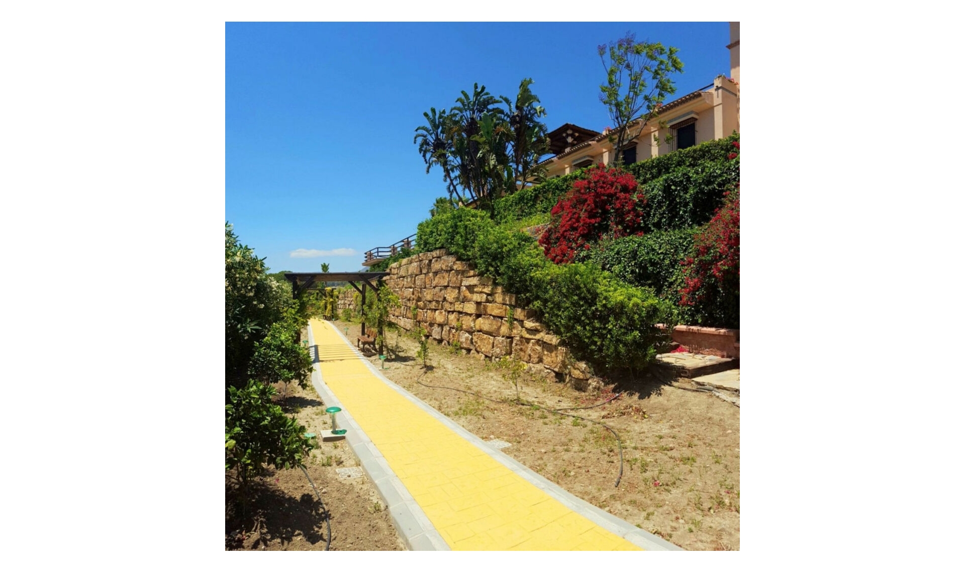 Resale - House -
Estepona