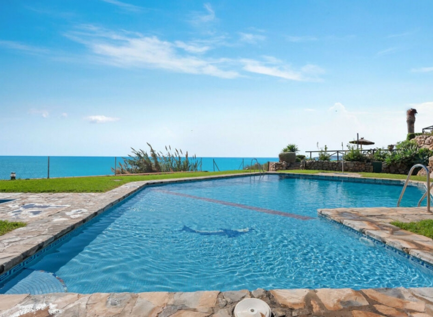 Resale - House -
Estepona