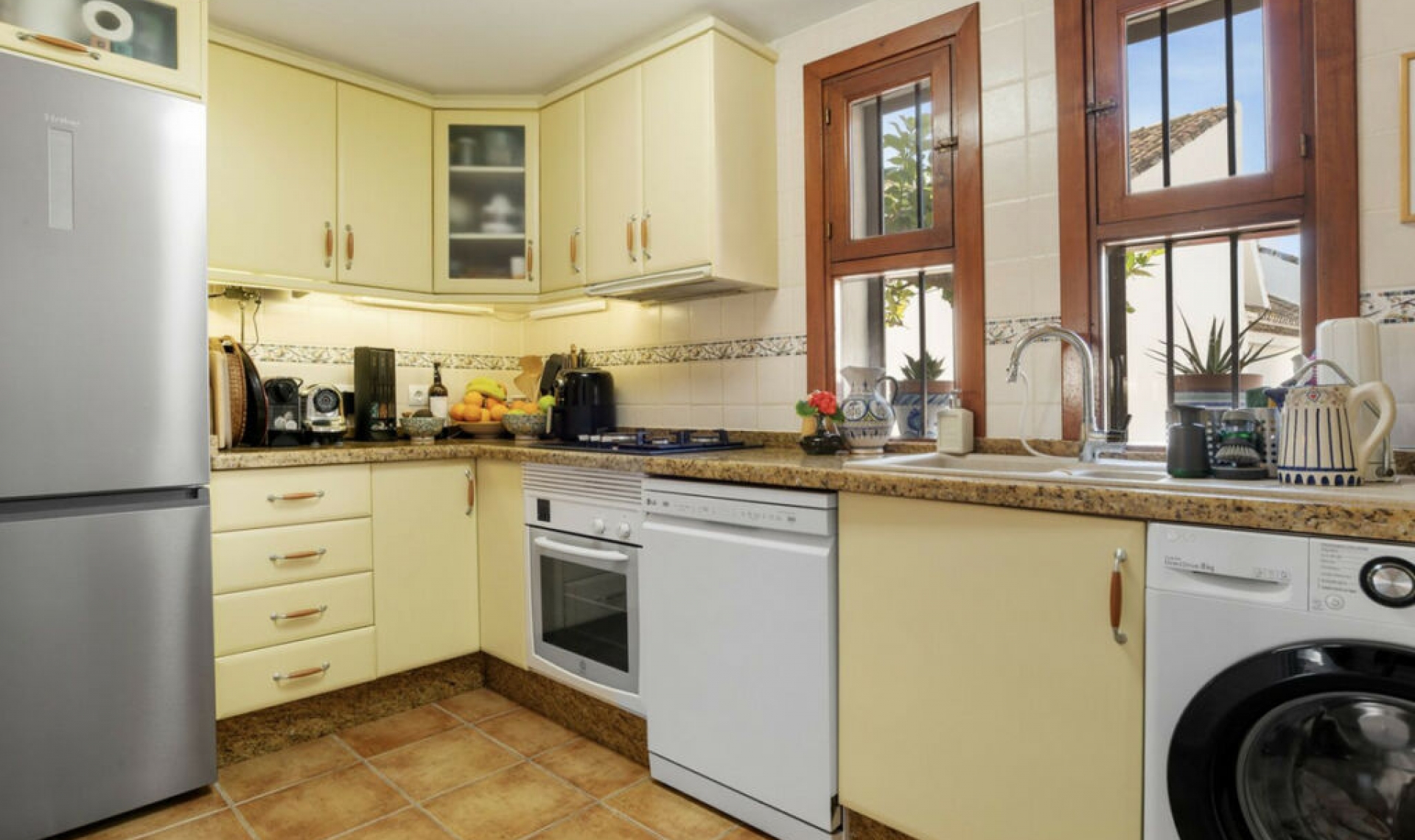 Resale - House -
Estepona