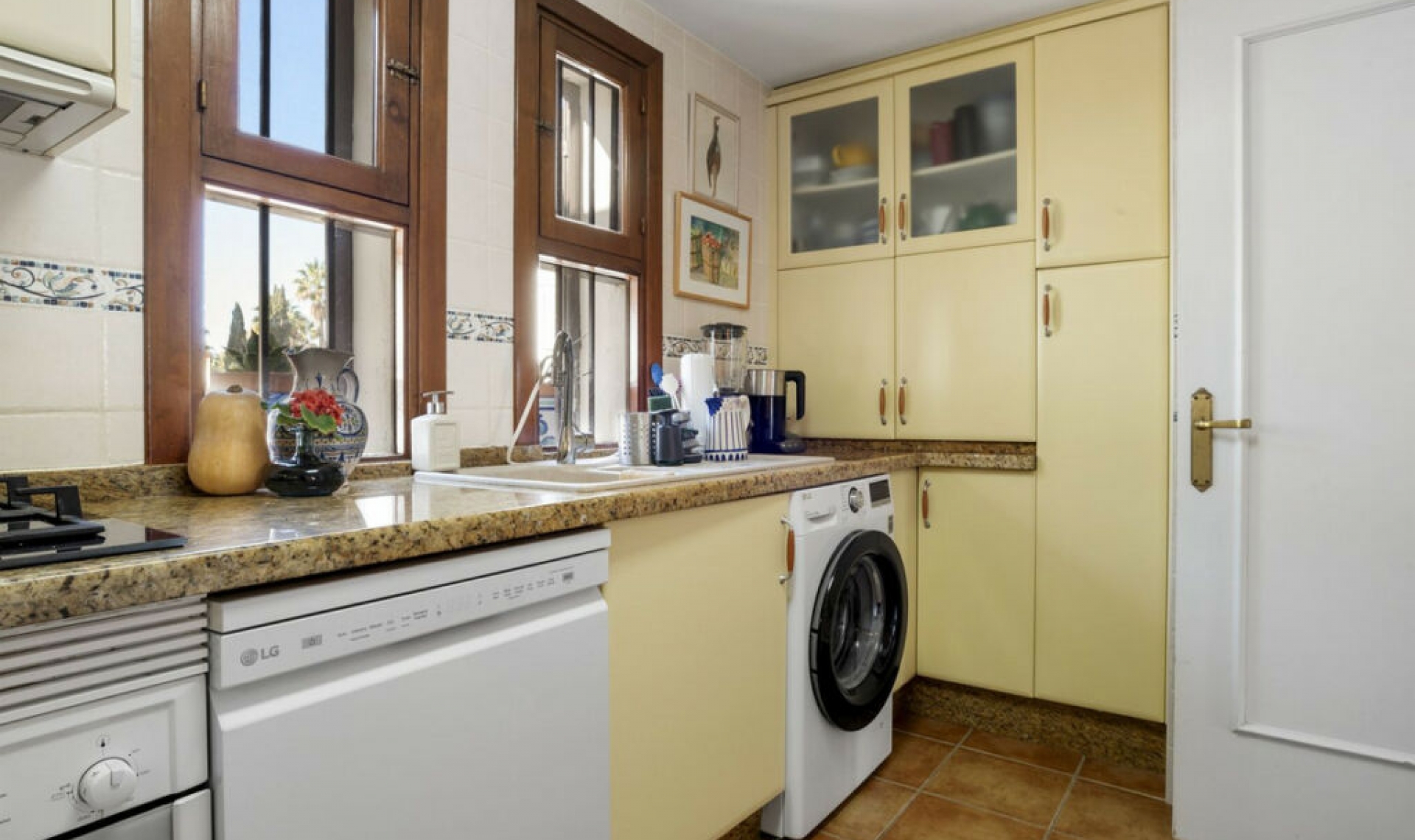 Resale - House -
Estepona