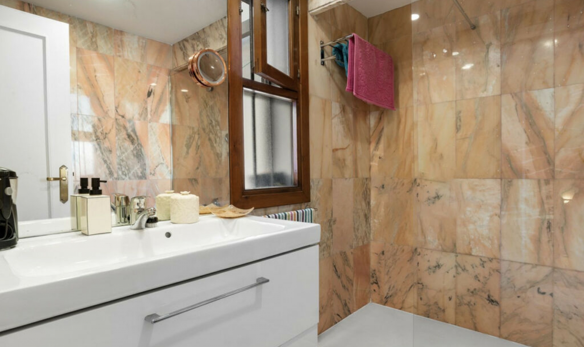 Resale - House -
Estepona