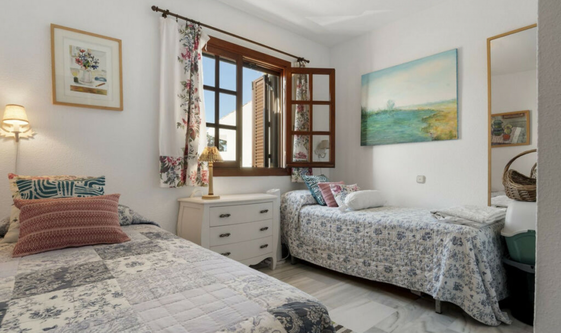 Resale - House -
Estepona