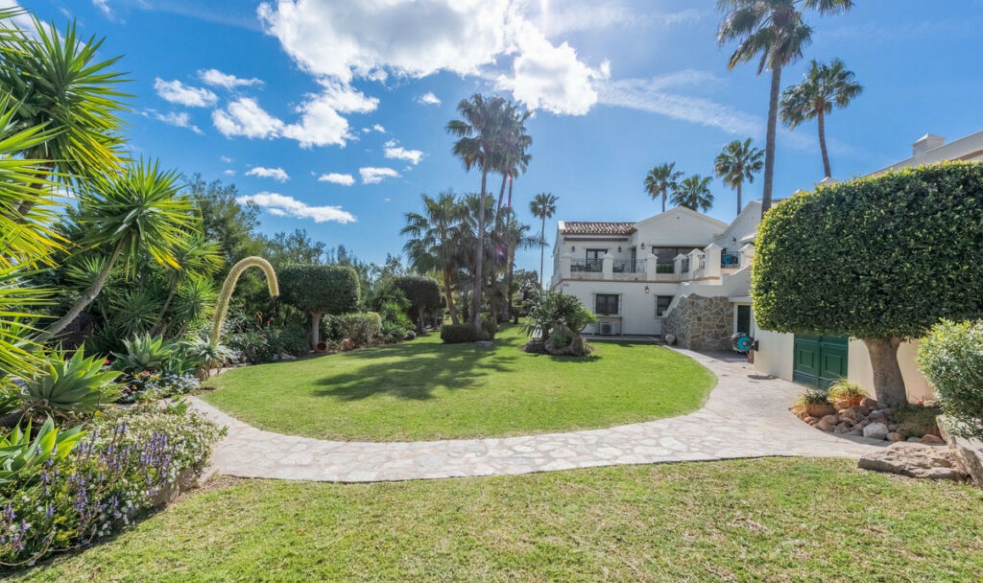 Resale - House -
Estepona