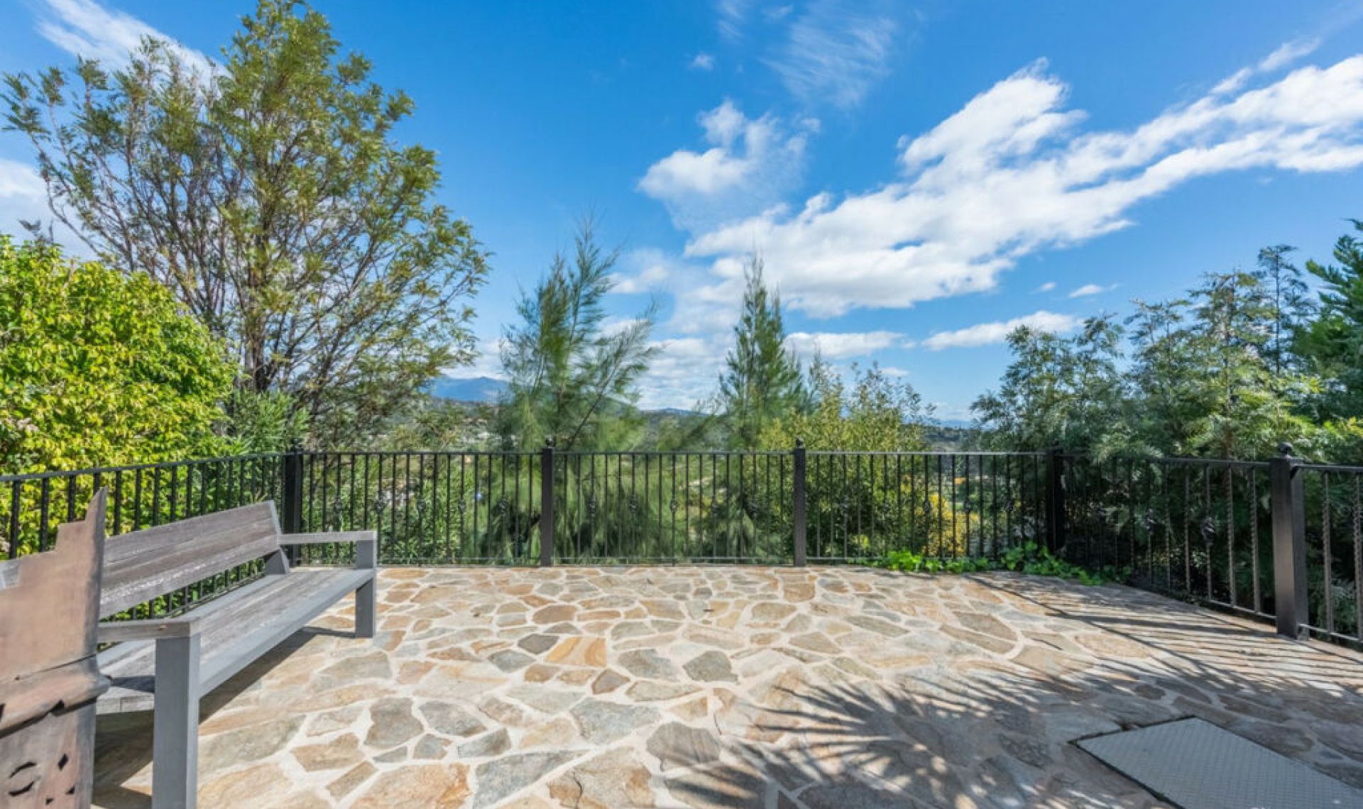 Resale - House -
Estepona