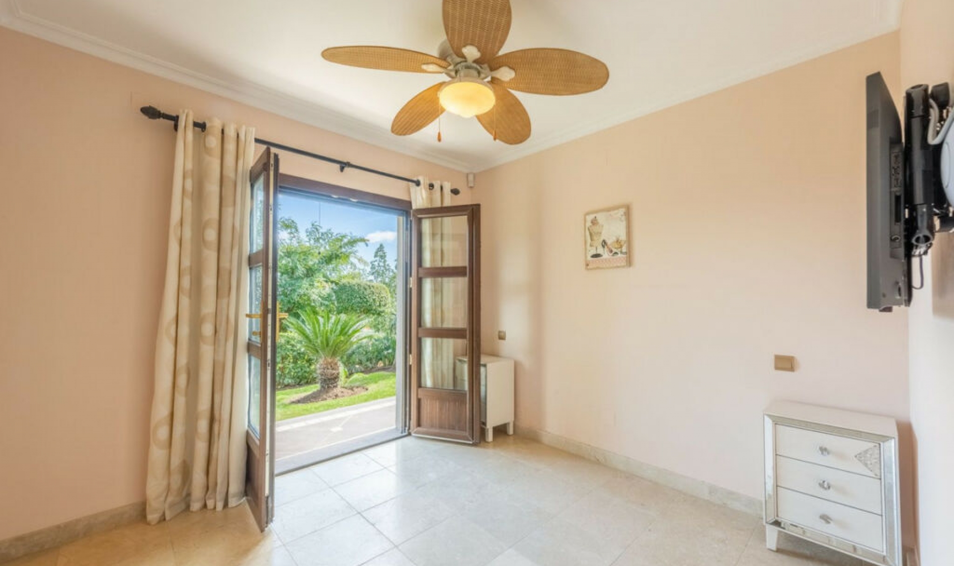 Resale - House -
Estepona