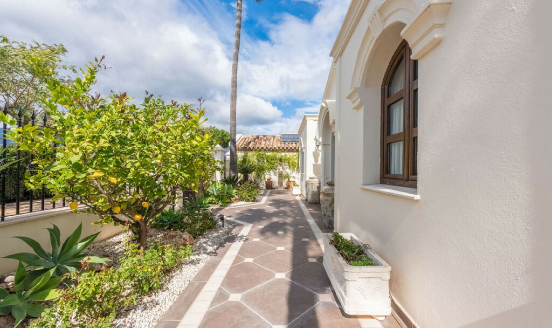 Resale - House -
Estepona