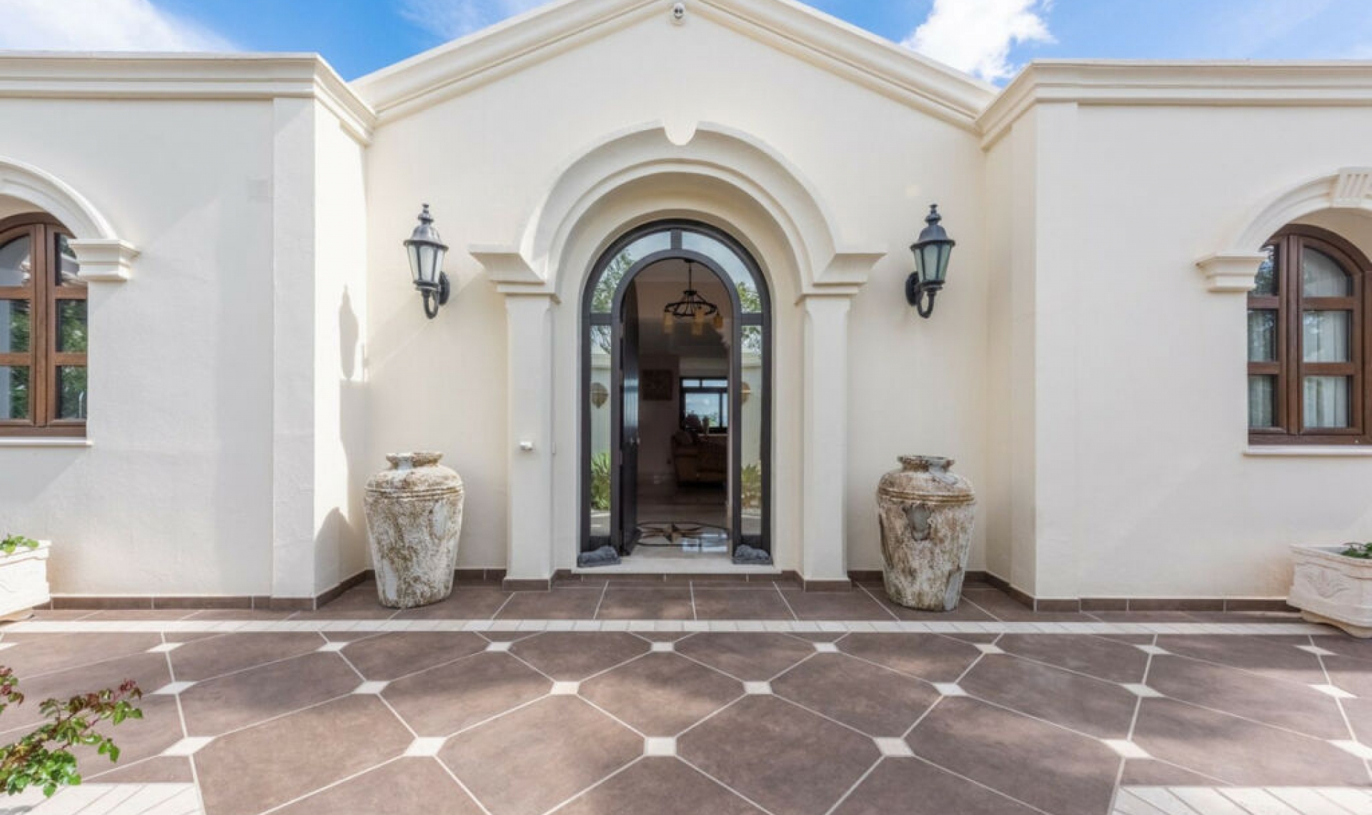 Resale - House -
Estepona