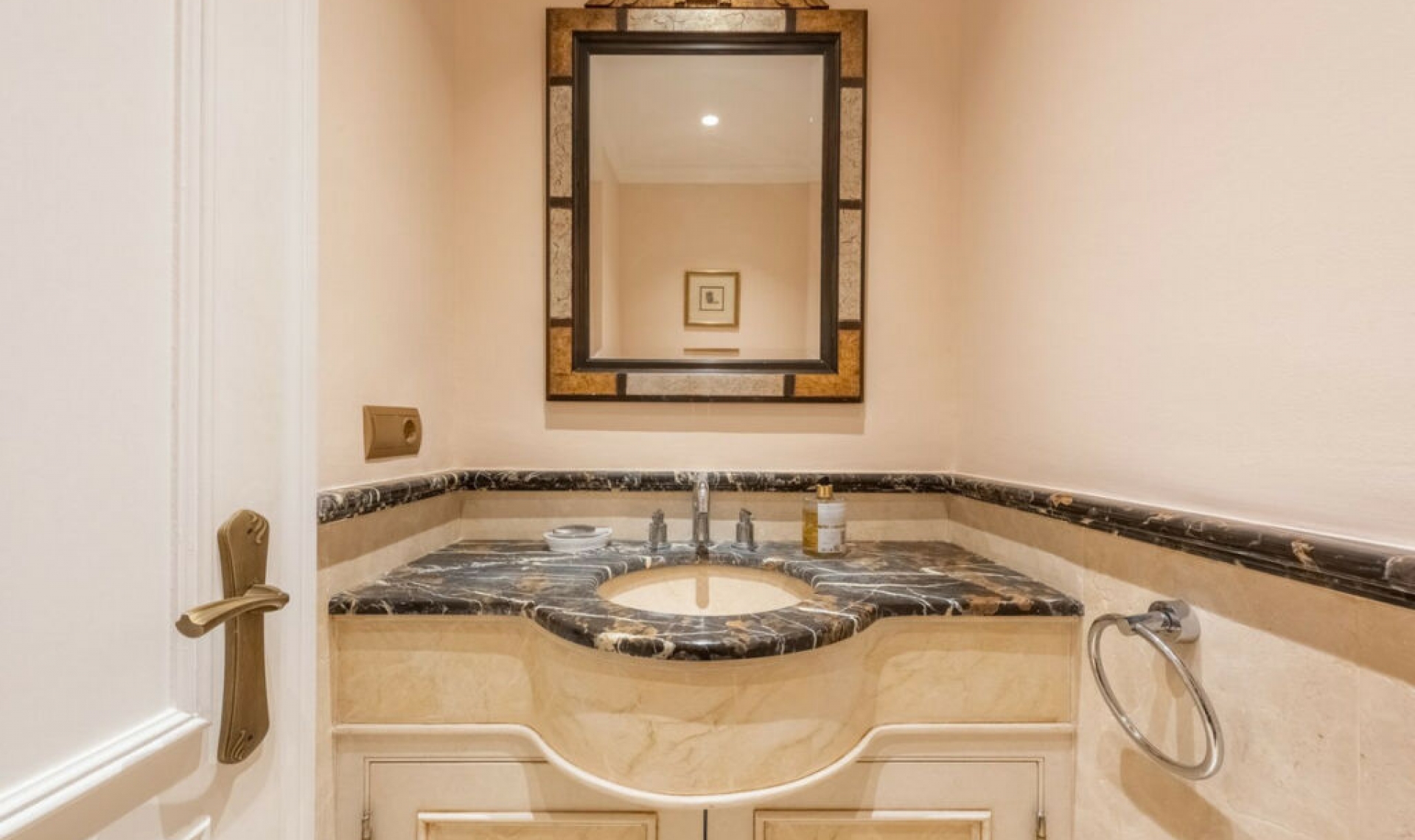Resale - House -
Estepona