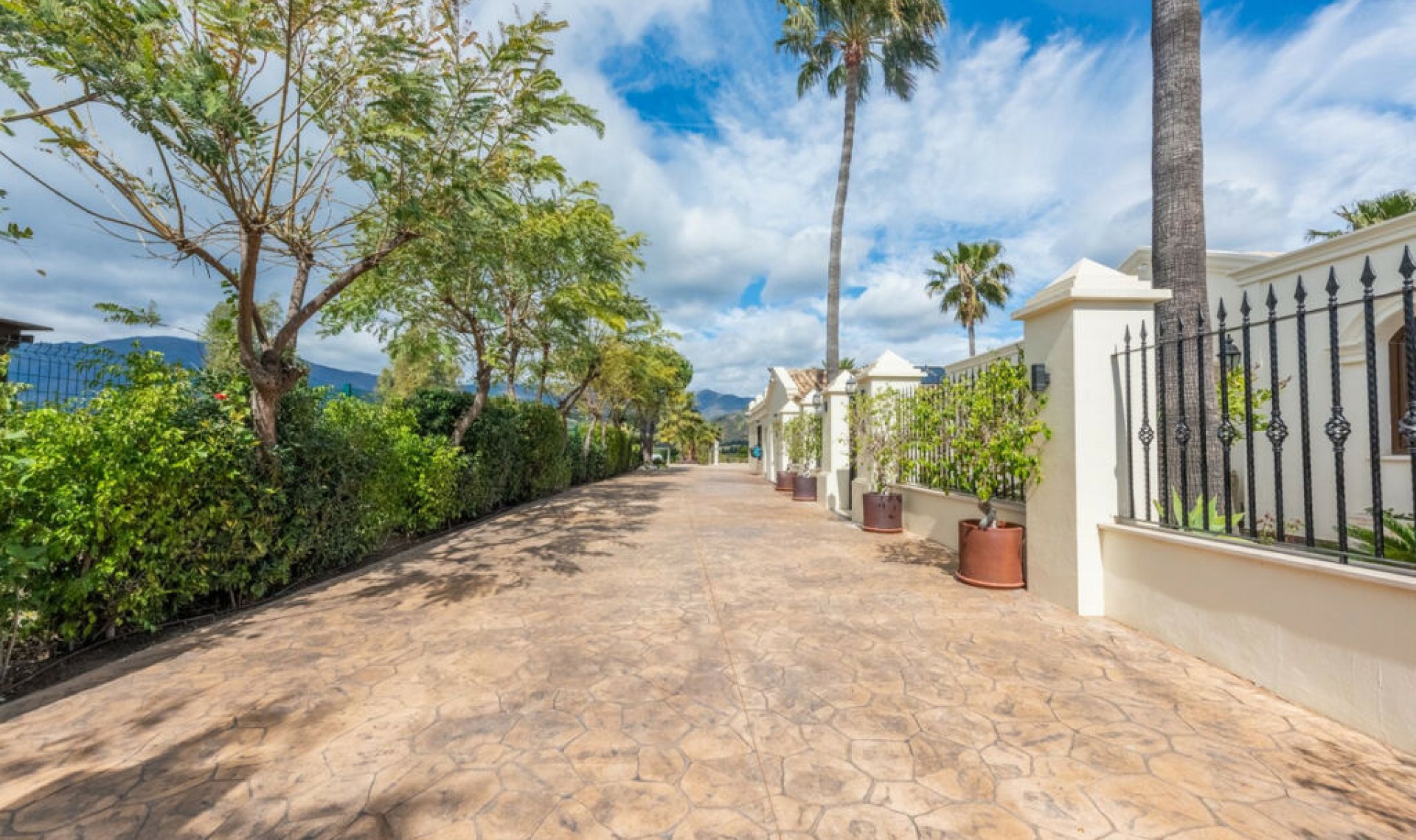 Resale - House -
Estepona