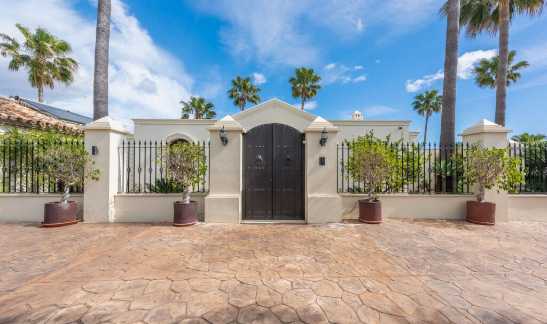 Resale - House -
Estepona