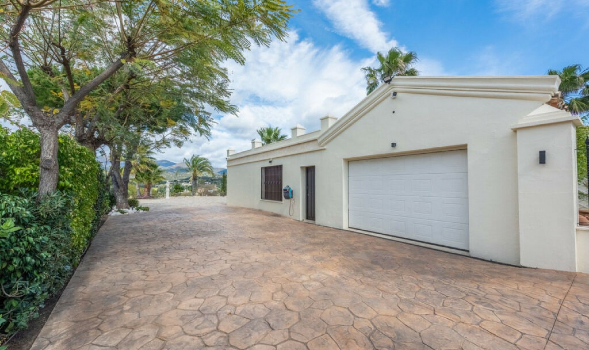 Resale - House -
Estepona