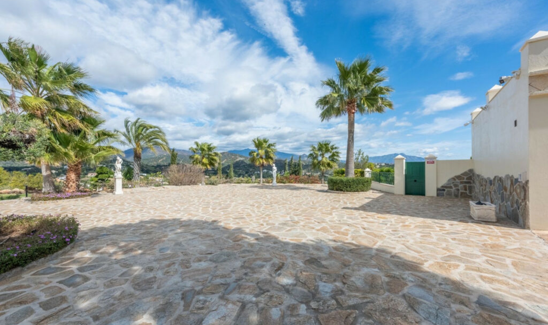 Resale - House -
Estepona