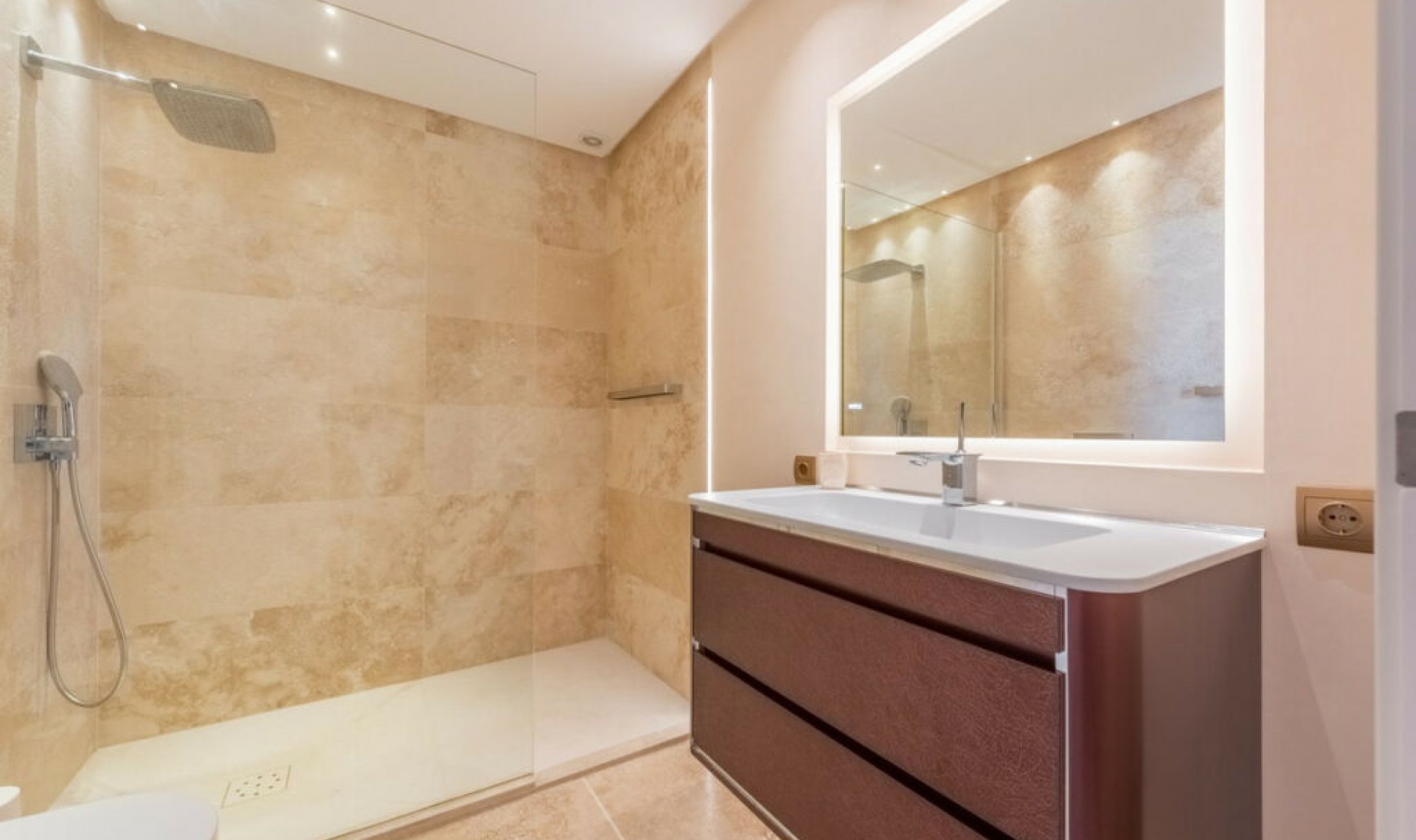 Resale - House -
Estepona