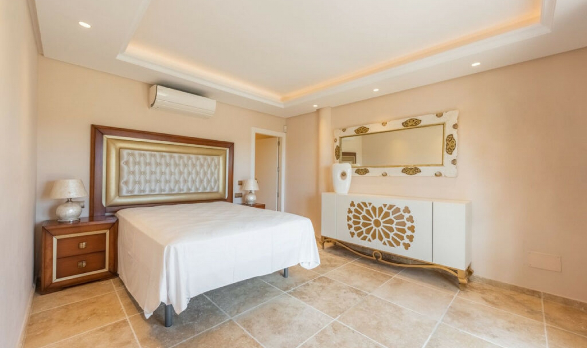 Resale - House -
Estepona