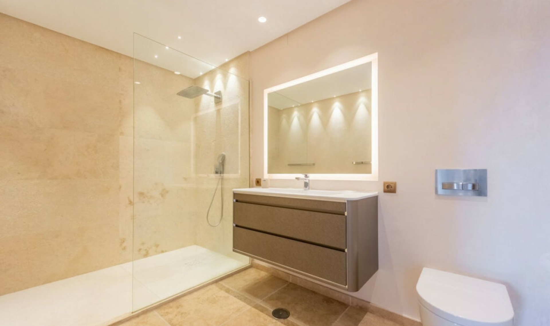 Resale - House -
Estepona