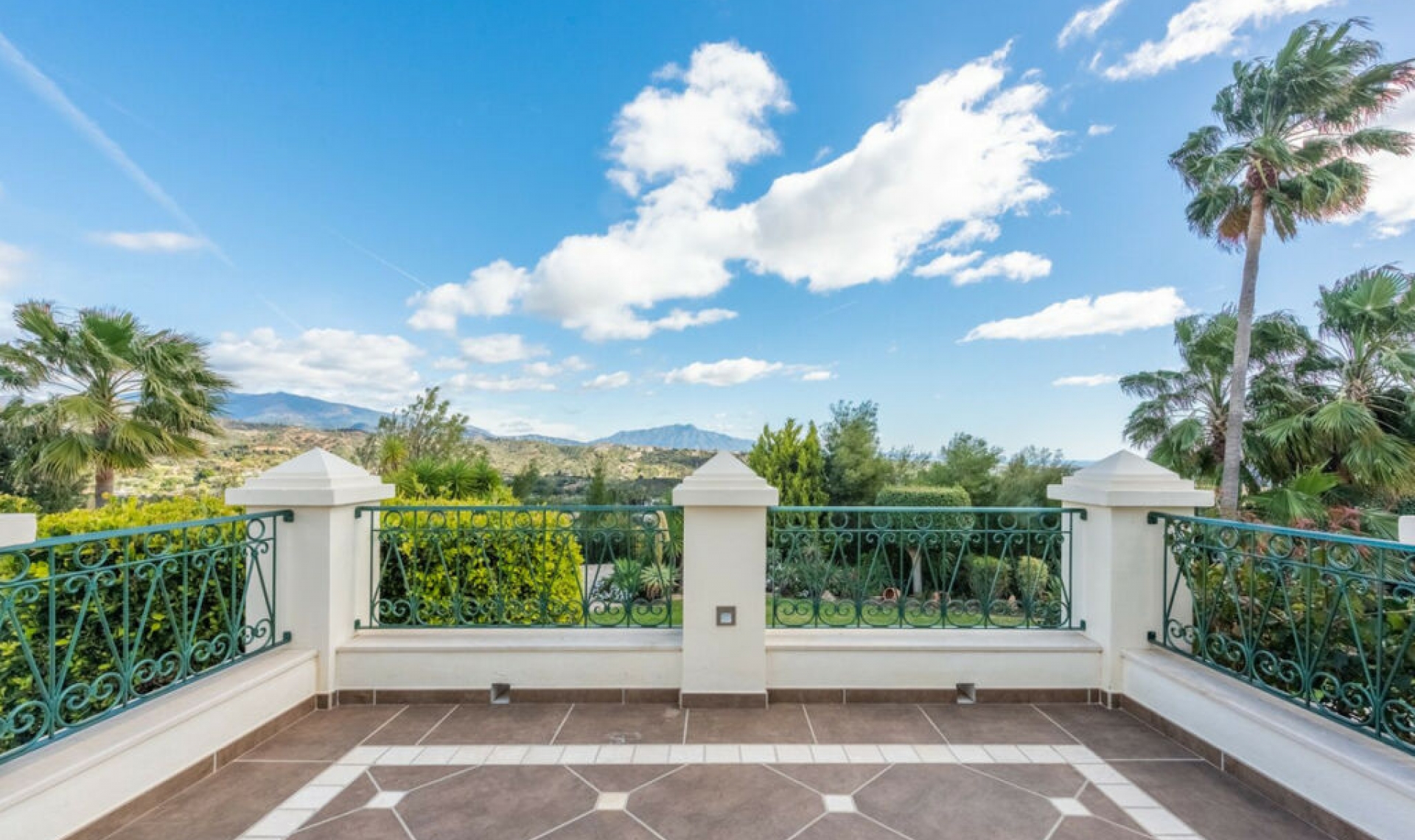 Resale - House -
Estepona